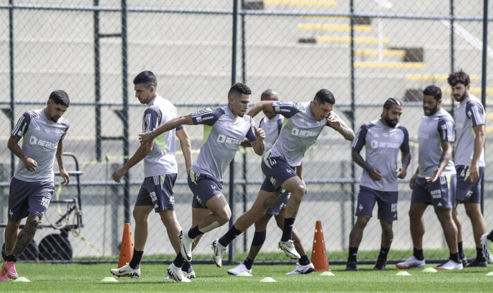 Hulk se reapresenta ao Galo e participa de treino tático