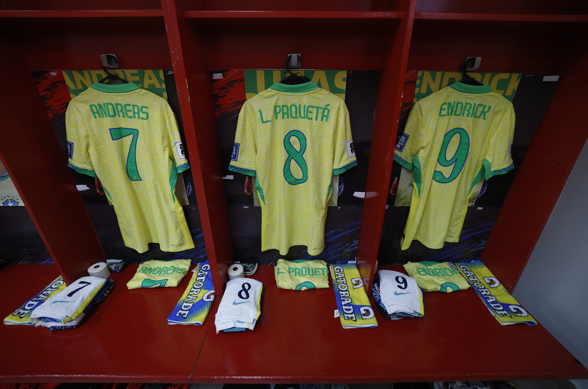 Vestiário com camisas do Brasil