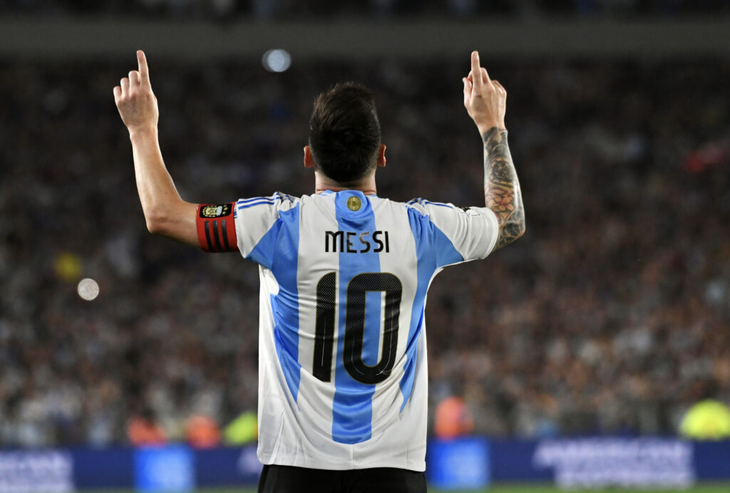 Lionel Messi comemorando gol marcado pela Argentina