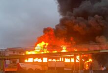 Ônibus da torcida do Cruzeiro incendiado pela do Palmeiras