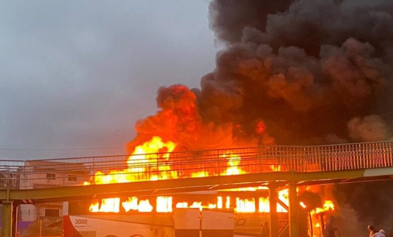 Ônibus da torcida do Cruzeiro incendiado pela do Palmeiras