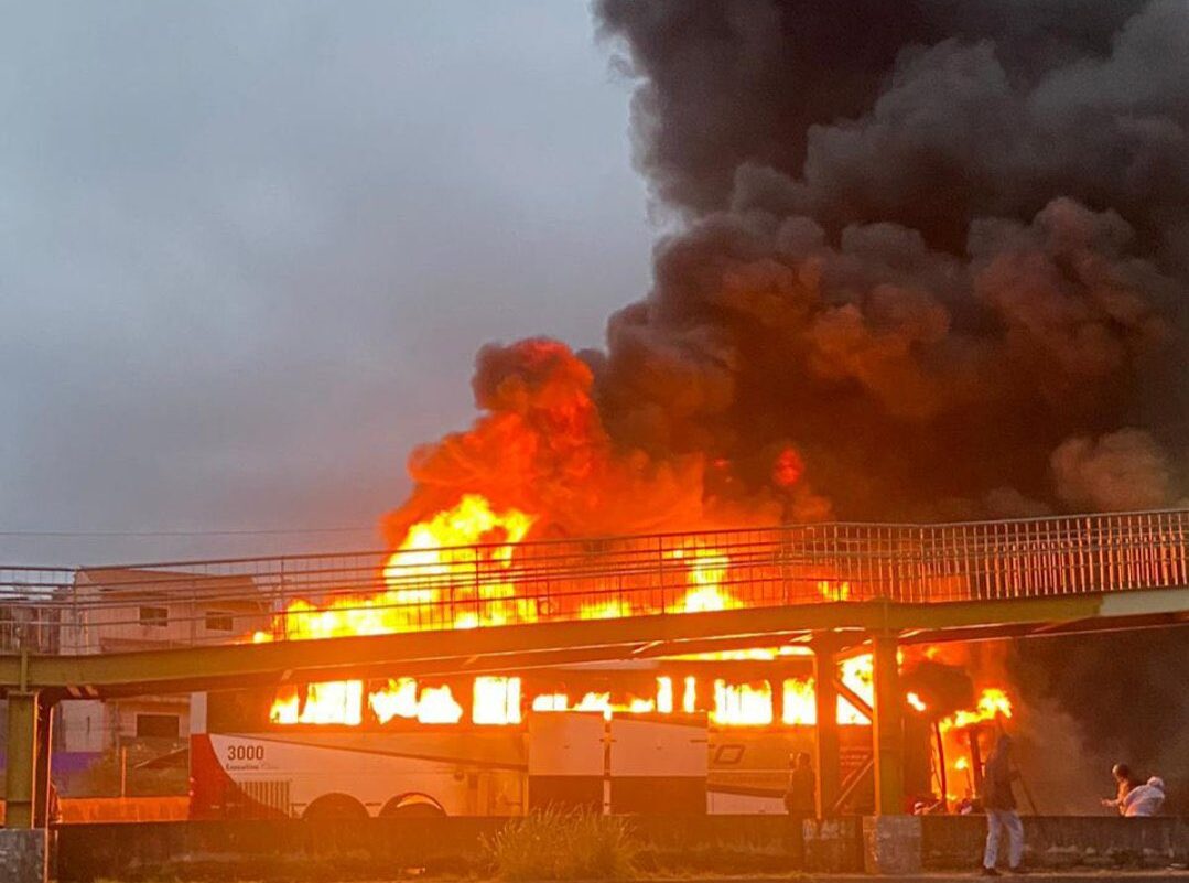 Ônibus da torcida do Cruzeiro incendiado pela do Palmeiras