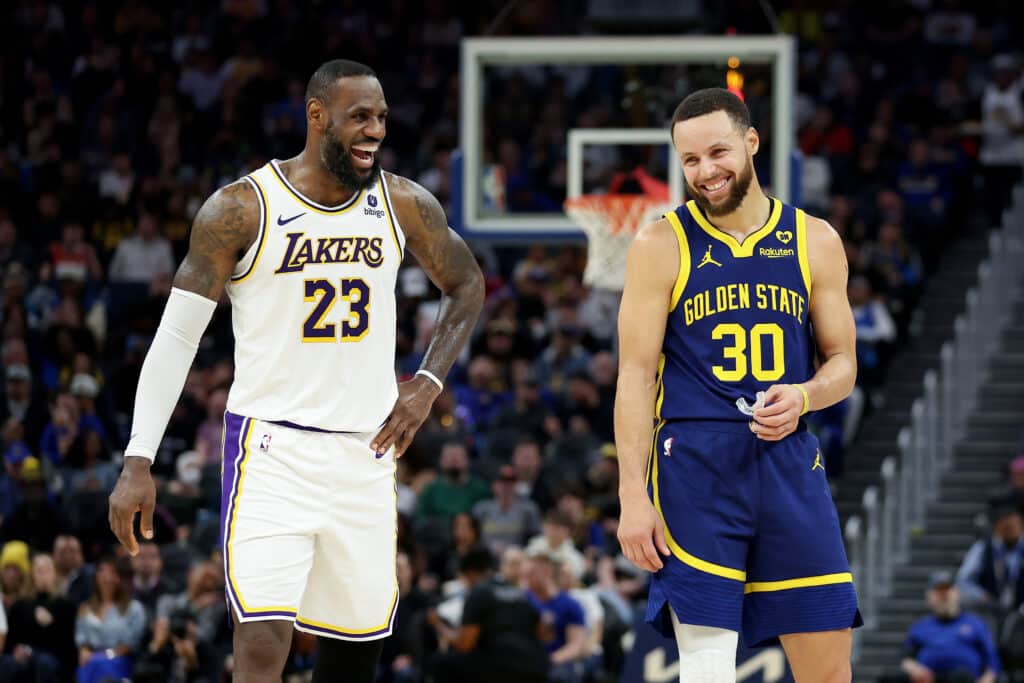 LeBron James e Stephen Curry em jogo da NBA