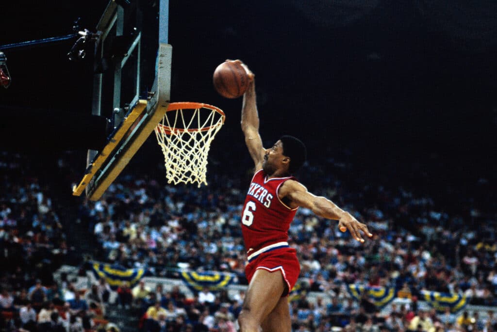 Julius Erving pelo Philadelphia 76ers na NBA