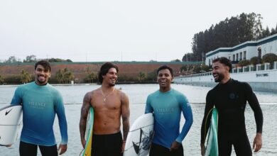 Gabriel Medina e Lucas Paquetá surfando juntos