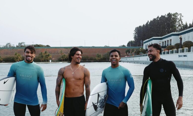 Gabriel Medina e Lucas Paquetá surfando juntos