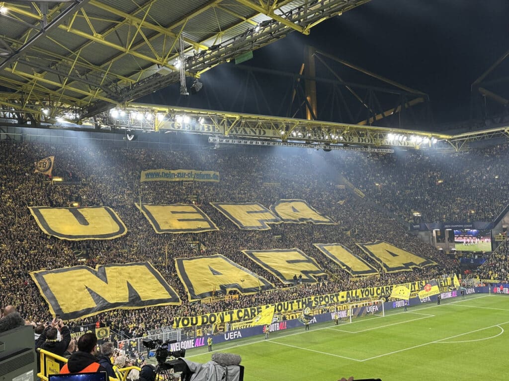 Mosaico de protesto do Borussia Dortmund contra a Uefa