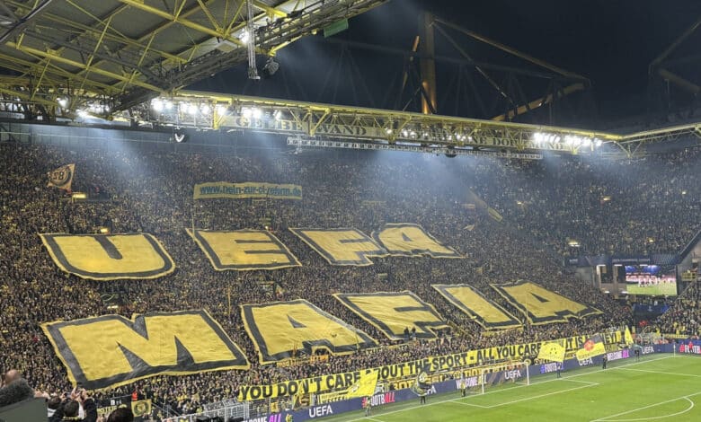 Mosaico de protesto do Borussia Dortmund contra a Uefa