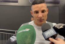 Guilherme Arana concedendo entrevista após a vitória do Atlético-MG