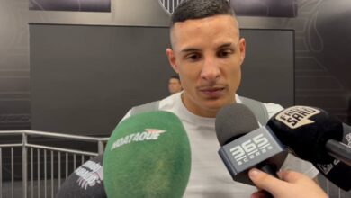 Guilherme Arana concedendo entrevista após a vitória do Atlético-MG