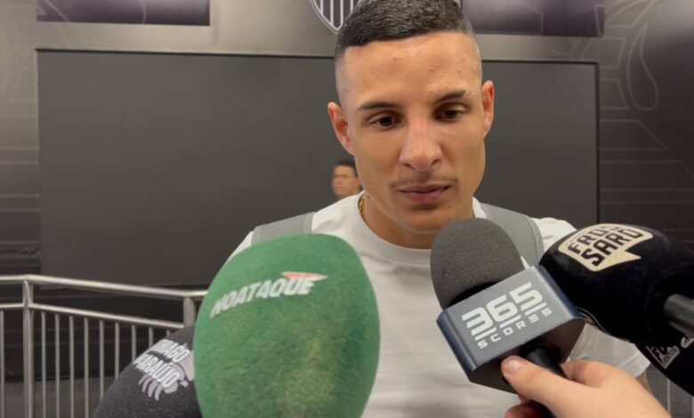 Guilherme Arana concedendo entrevista após a vitória do Atlético-MG