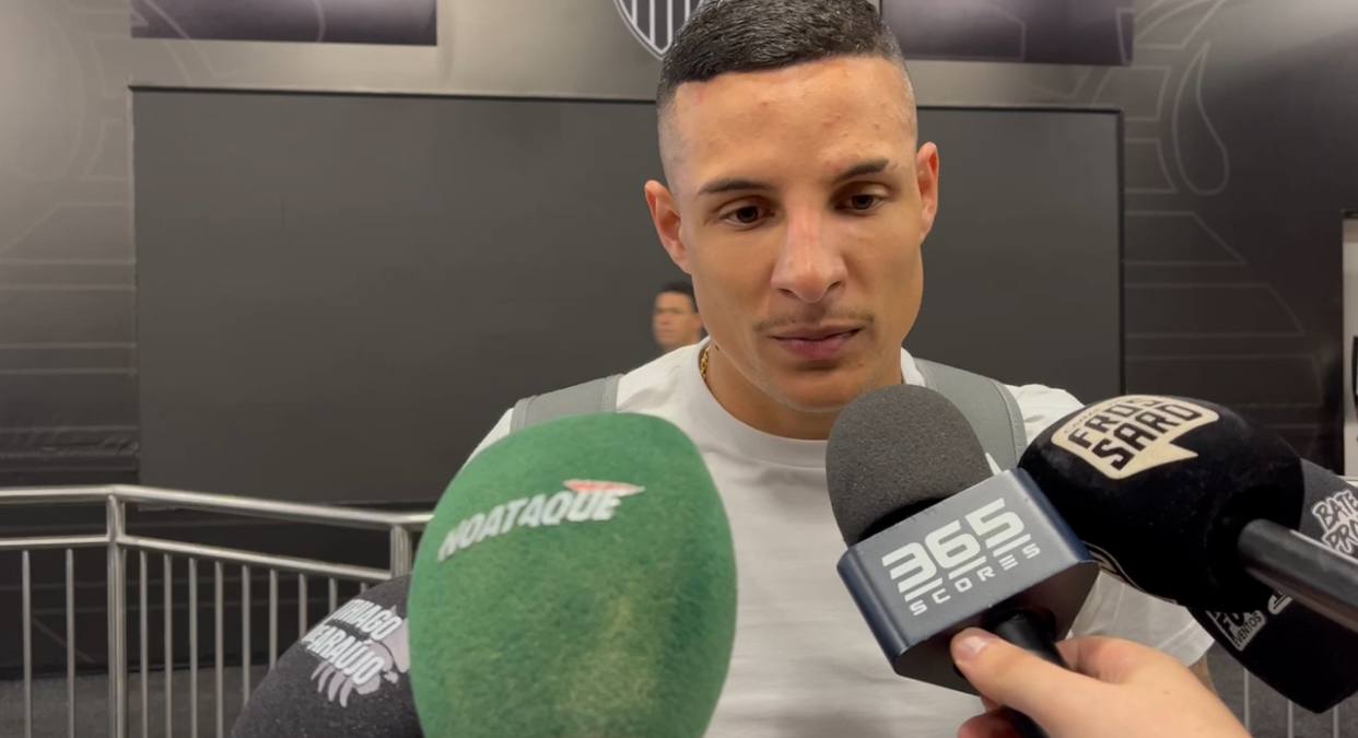 Guilherme Arana concedendo entrevista após a vitória do Atlético-MG