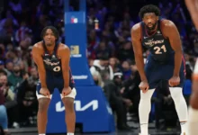 Tyrese Maxey e Joel Embiid pelo Philadelphia 76ers