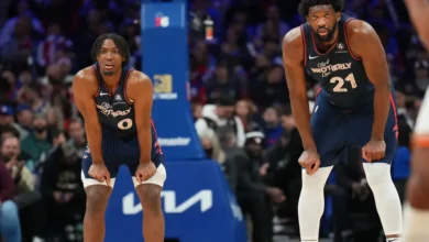 Tyrese Maxey e Joel Embiid pelo Philadelphia 76ers