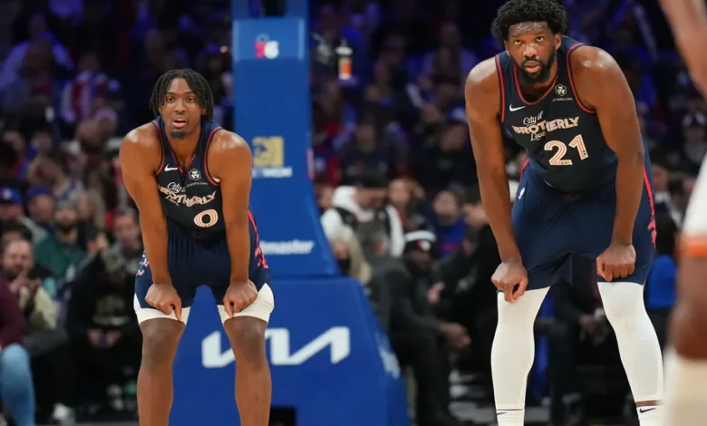 Tyrese Maxey e Joel Embiid pelo Philadelphia 76ers