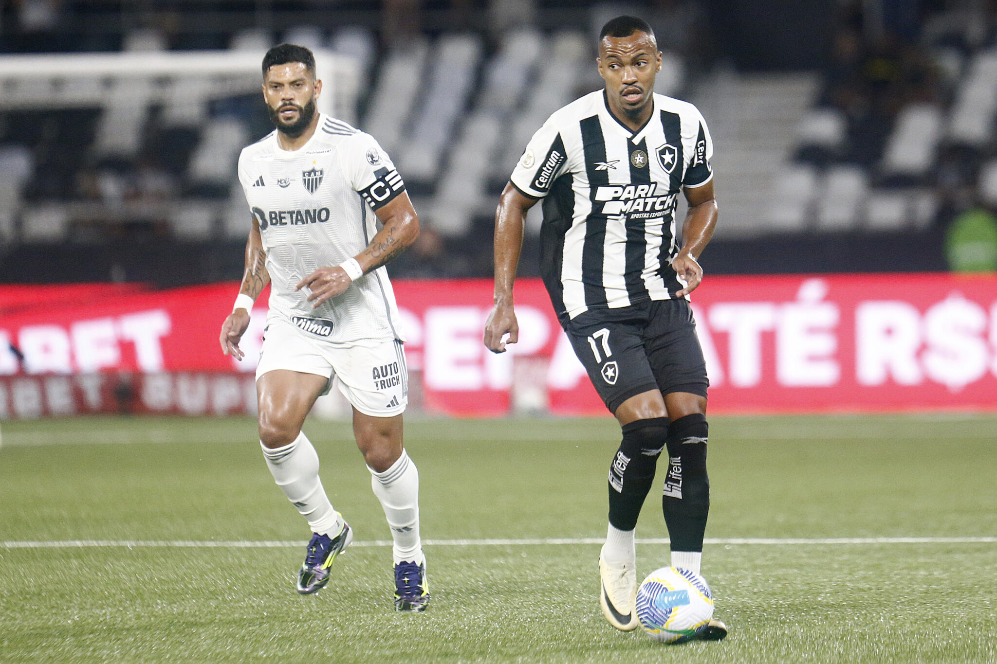 Marlon Freitas e Hulk em ação por Atlético-MG x Botafogo