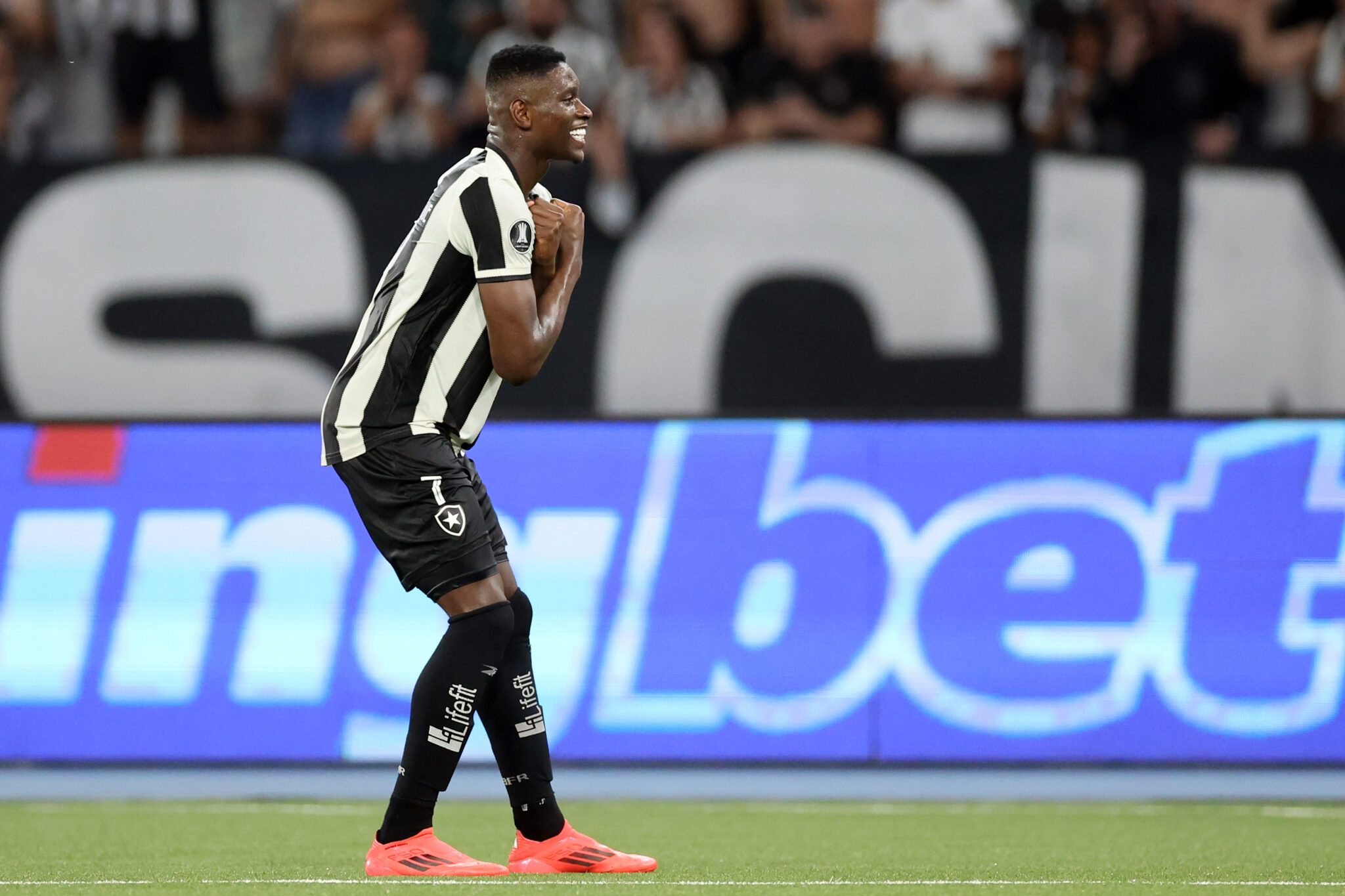 Luiz Henrique comemorando gol pelo Botafogo