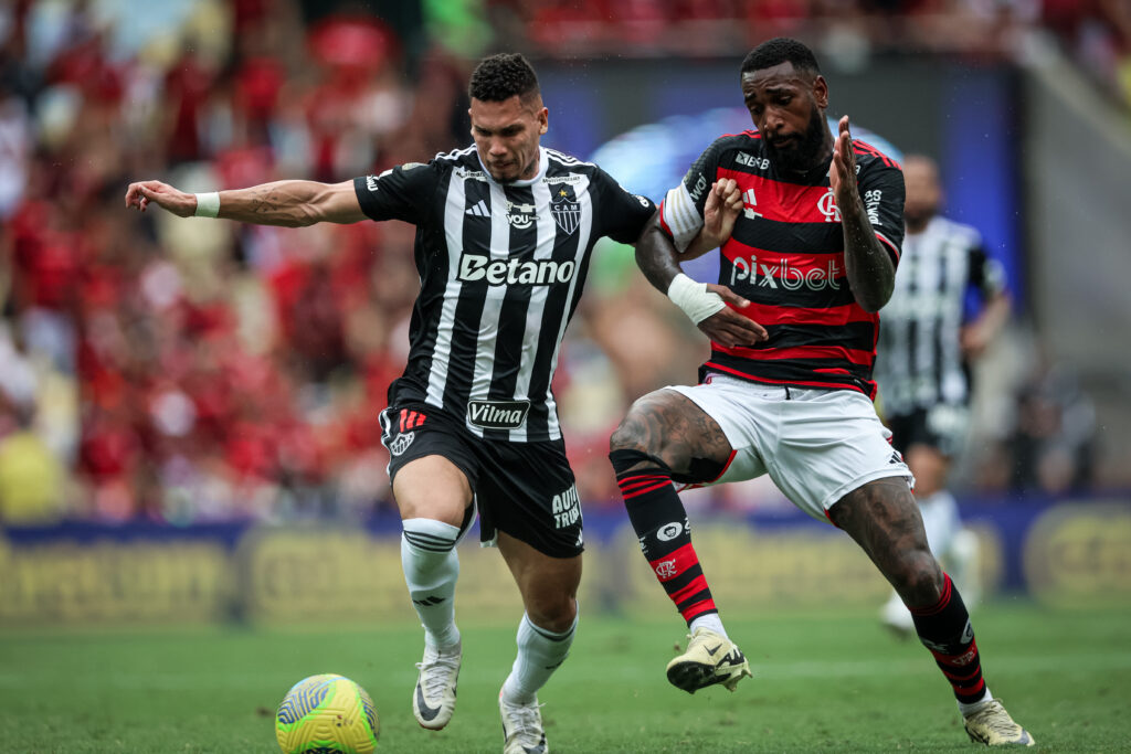 Paulinho e Gerson em disputa na final da Copa do Brasil