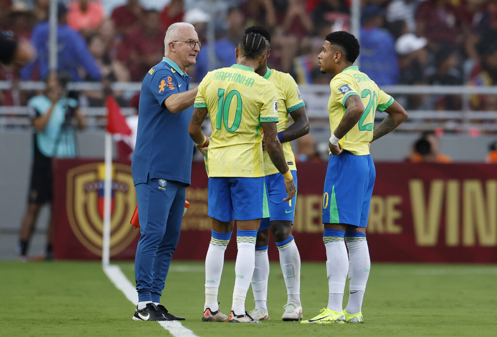 Dorival Júnior conversa com Raphinha, Savinho e Vini Jr. em Venezuela x Brasil