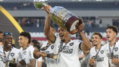 Marlon comemorando o título pelo Botafogo