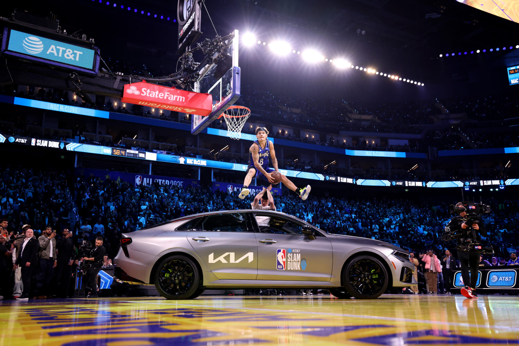 Mac McClung enterrando em um carro no NBA All-Star