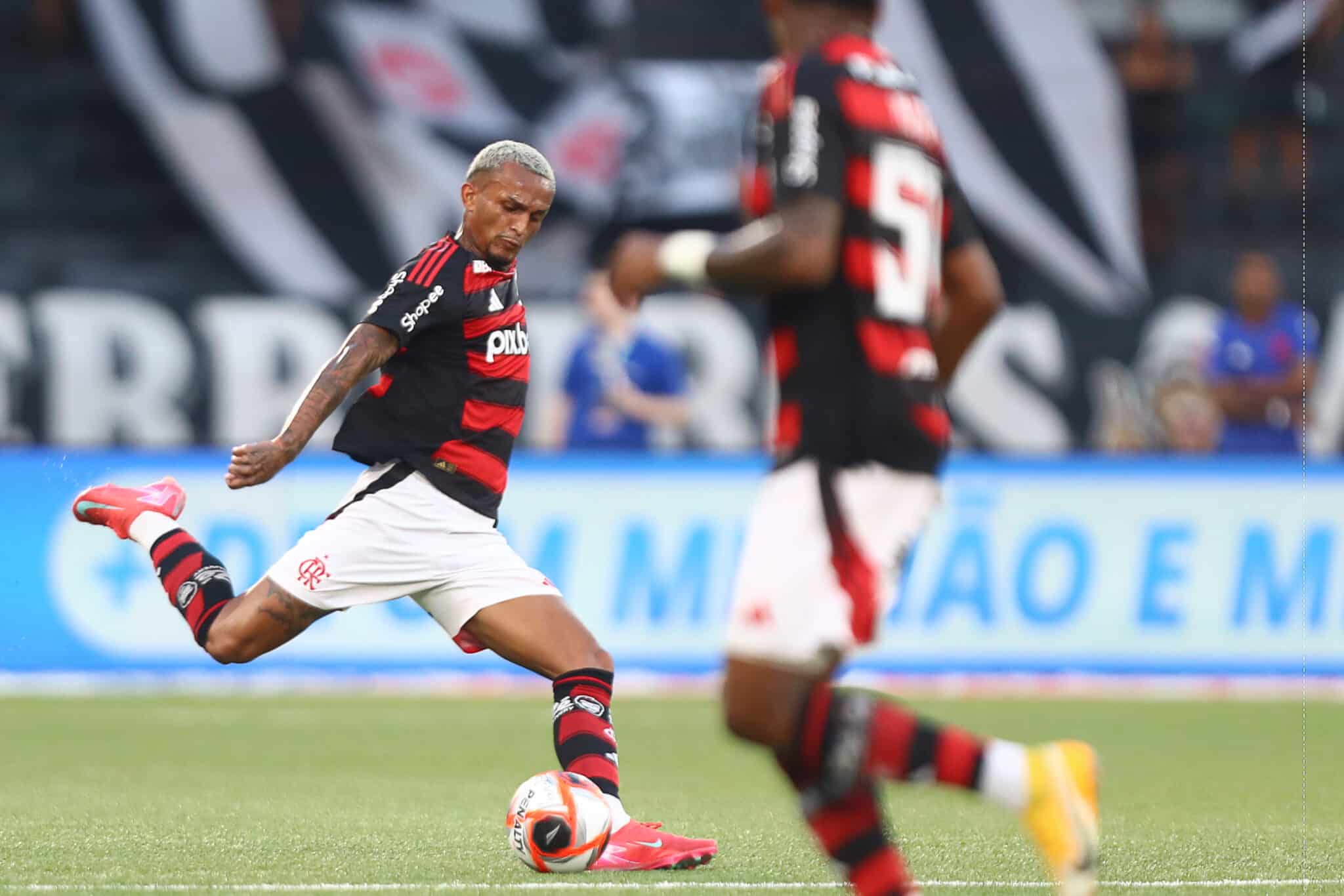 Wesley em ação pelo Flamengo